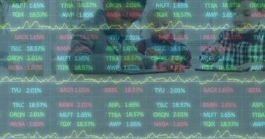 Dijital tabletlerle çalışan okul çocukları ve kız öğrencileri üzerindeki finansal veri işleme animasyonu. Eðitim iþletme sosyal medya ağ arayüzü kavramı dijital bileşik.