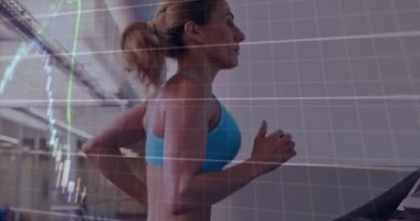 Arka planda koşu bandında koşan beyaz kadının finansal verilerinin animasyonu. Küresel işletme finans ağı arayüzü dijital bileşimi.