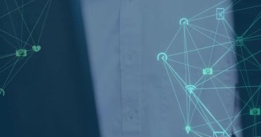 Telefon kulaklığı takan, telefonda konuşan ve ofiste çalışan bir adamla ilgili ağlar kurmanın animasyonu. Küresel işletme finans ağı arayüzü dijital bileşimi.