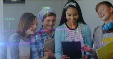 Çizelgeler ve grafiklerle dijital arayüz animasyonu, lise arkadaşlarının bulunduğu tablet kullanarak gülümseyen kız öğrencinin üzerinden geçiyor. Küresel dijital ağ ve eğitim dijital bileşimi.