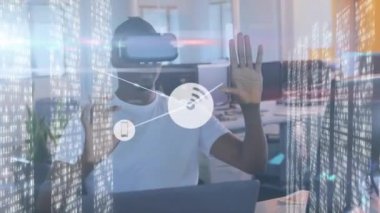 Masada sanal gerçeklik kulaklığı takan bir adamın üzerinden sanal arayüzle etkileşime geçen veri aktaran bağlı simge ağının animasyonu. Dijital arayüz VR konsepti, dijital bileşik.