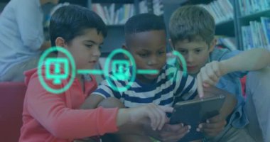 Dijital tablet kullanan öğrenciler üzerinde dijital simgelerin canlandırılması. Eðitim iþletme sosyal medya ağ arayüzü kavramı dijital bileşik.