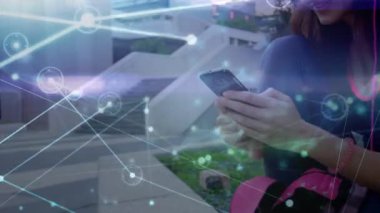 Arkaplanda akıllı telefon mesajları ve konuşmaları kullanarak dijital simgelerin kadınlar üzerindeki animasyonu. Küresel sosyal medya ağı arayüzü dijital bileşimi.