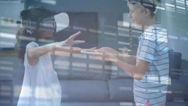 在身穿虚拟现实耳机 共享数字平板电脑和互动的男孩和女孩身上移动的光块的动画 数字接口童年Vr概念 数字复合 — 图库视频影像