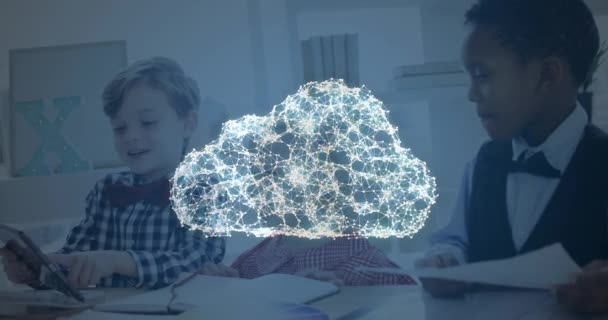 Animazione Icona Cloud Digitale Incandescente Sopra Gli Scolari Seduti Alla — Video Stock