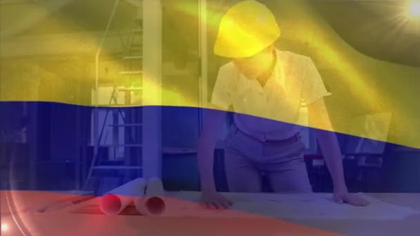 动画的金融数据处理与哥伦比亚国旗飘扬在建筑工地工人的背景 全球商业金融网络接口概念数字组合 — 图库视频影像
