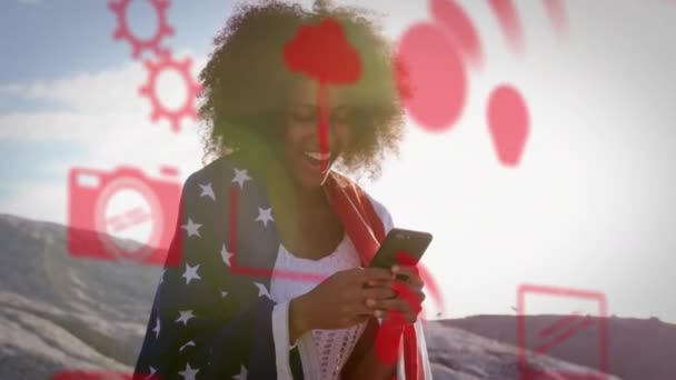 Анімація Цифрових Ікон Над Щасливою Жінкою Змішаної Раси Загорнутою Американський — стокове відео
