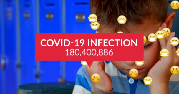 Animace Covid Infekční Text Rostoucími Čísly Emojis Tekoucí Školákovi Masírující — Stock video