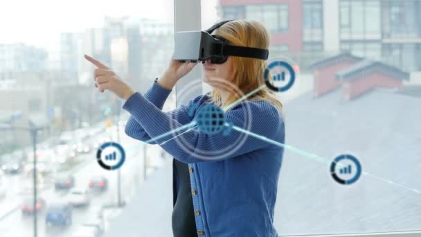 在戴着虚拟现实耳机的女性身上 在以城市为背景的窗口上 形成了一个连在一起的图标网络 数字接口Vr概念 数字组合 — 图库视频影像