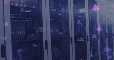 Mor dijital simgelerin Dijital Globe videosu ve sunucu odasına karşı veri işleme. Küresel ağ oluşturma ve çevrimiçi güvenlik kavramı