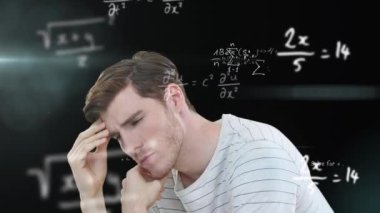 Kafkas erkeğinin üzerinde yüzen matematiksel denklemlerin animasyonu. Alnını ovuyor, arka plandaki bir şeyi merak ediyor. Bilim, araştırma ve küresel ekonomi kavramı dijital olarak birleşik