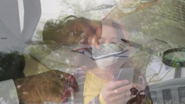 Ofiste masabaşında çalışan birinin orta kısmında akıllı telefon kullanarak yüz maskesi takan bir kadının animasyonu. Coronavirus Covid 19 salgın tecrit konsepti dijital olarak oluşturulmuş..