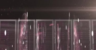 Birden fazla sunucuya karşı ışık ve veri işleme noktalarının dijital animasyonu. Dijital çevrimiçi güvenlik bilgisayarı kavramı