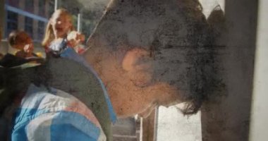 Okul koridorunda, okul çocuklarının onu işaret ettiği ve sıkıntılı ve titreyen arka plana gülen üzgün bir çocuğun canlandırması. Eğitim zorbalığı kavramı dijital kompozit.