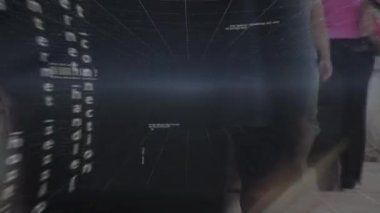 Veri işleme videosunun dijital kompozit videosu sokakta yürüyen insanların zaman atlamasına karşı. Dijital çevrimiçi güvenlik bilgisayarı kavramı