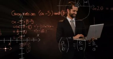 Arka planda dizüstü bilgisayar kullanarak beyaz adamın üzerinde yüzen matematiksel denklemlerin animasyonu. Bilim, araştırma ve küresel ekonomi kavramı dijital olarak birleşik