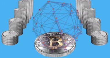 Küre dönüşünün animasyonu ve mavi arka planda gümüş bitcoin yığınları. Şifreli para birimi sanal küresel finans sektörü konsepti dijital olarak oluşturulmuş görüntü.