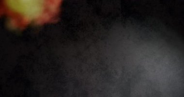 Kırmızı ve sarı saçlı korkunç palyaço maskesinin arka planda titreyen gri yüzeye düşüşü. Cadılar Bayramı geleneği konsepti dijital kompozit.