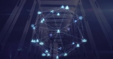 Sunucu odasının üzerinde mavi arka planda parlayan mavi dijital simgelerin Globe 'un dijital kompozit videosu. Küresel ağ oluşturma ve çevrimiçi güvenlik kavramı