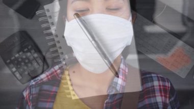 Ofis aletlerinin üzerine maske takan bir kadın portresi ve masa başında bilgisayar klavyesi. Coronavirus Covid 19 salgın tecrit konsepti dijital olarak oluşturulmuş..