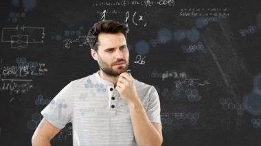 Kafkas erkeğinin üzerinde yüzen matematiksel denklemlerin animasyonu çenesini ovalıyor, arka planda şaşkın şaşkın bakıyor. Bilim, araştırma ve küresel ekonomi kavramı dijital olarak birleşik