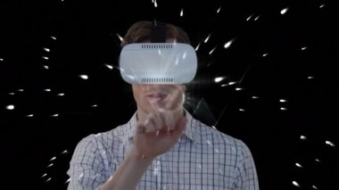 Yüzen beyaz noktaların animasyonu, arka planda vr Google kullanarak beyaz adamın üzerinde beliren şekiller. Bilim, araştırma ve küresel ekonomi kavramı dijital olarak birleşik