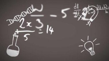 Çoklu okul konsept simgelerinin dijital animasyonu ve kara tahtaya karşı matematiksel denklemler. Eğitim ve okul kavramı
