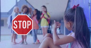 Okulun koridorunda, dur tabelasıyla ağlayan üzgün liseli kızın animasyonu ve bir grup liseli kızın sıkıntılı arka planda ona bakması. Eğitim zorbalığı kavramı dijital kompozit.