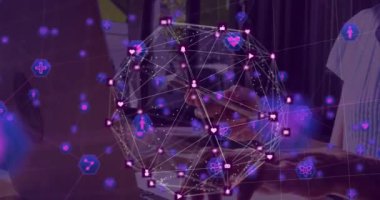 Dijital simgelerin ve dijital simgelerin dijital videosu akıllı telefon ve dizüstü bilgisayar kullanan kadınların orta kesimine karşı. Küresel ağ ve bağlantı kavramı