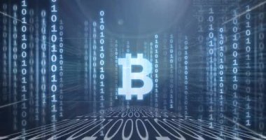 Mavi arkaplan üzerinde ikili kodlama işleme ve bitcoin sembolü animasyonu. Şifreli para birimi sanal küresel finans sektörü konsepti dijital olarak oluşturulmuş görüntü.