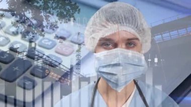 İnşaat alanı, grafik ve ofis maskesine maske takmış kadın doktorların animasyonu. Coronavirus Covid 19 salgın hastalık artışı konsepti dijital olarak oluşturulmuş bileşik.