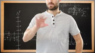 Kafkas adam üzerinde yüzen matematiksel denklemlerin animasyonu arka planda ellerini sallıyor. Bilim, araştırma ve küresel ekonomi kavramı dijital olarak birleşik