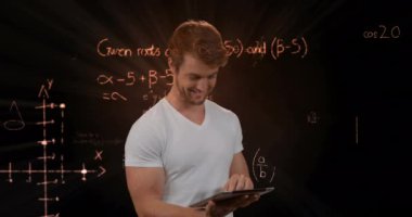 Kırmızı matematiksel denklemler ve arka planda yüzen şekiller üzerinde dijital tablet kullanan beyaz bir adamın animasyonu. Bilim, araştırma ve küresel ekonomi kavramı dijital olarak birleşik