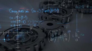 Arka planda dönen çarkların üzerinde yüzen mavi matematiksel denklemlerin animasyonu. Bilim, araştırma ve küresel ekonomi kavramı dijital olarak birleşik
