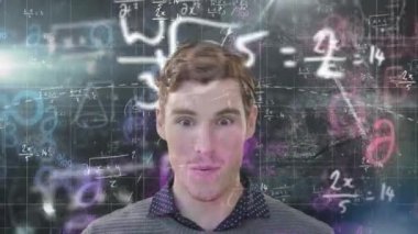 Beyaz adamın üzerinde yüzen matematiksel şekillerin ve denklemlerin animasyonu arka planda kameraya konuşuyor. Bilim, araştırma ve küresel ekonomi kavramı dijital olarak birleşik