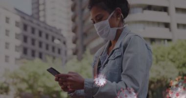 Makro Coronavirus hücrelerinin şehir caddesinde akıllı telefon kullanarak maske takan bir kadının üzerine yayılması. Coronavirus Covid 19 pandemik sosyal uzaklık konsepti dijital olarak üretildi..