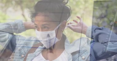 Hesap makinesi, ofis aletleri ve evrak işleri için maske takan bir kadının animasyonu. Coronavirus Covid 19 salgın tecrit konsepti dijital olarak oluşturulmuş..