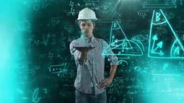 İnşaat işçisi üzerinde yüzen mavi matematiksel denklemlerin animasyonu arka planda dijital bir tablet tutuyor. Bilim, araştırma ve küresel ekonomi kavramı dijital olarak birleşik