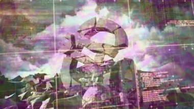 Veri işleme videosunun şebeke hatları üzerinden geçişi ve gökyüzündeki bulutlara karşı kırılan avro sembolü. Küresel ekonomi ve finans kavramı