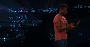 Arka planda akıllı telefon kullanarak Afrikalı Amerikalı adamın üzerinde yüzen mavi matematiksel şekillerin ve denklemlerin animasyonu. Bilim, araştırma ve küresel ekonomi kavramı dijital olarak birleşik