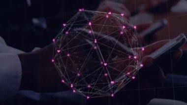 Globe 'un parıldayan mor dijital simgelerinin dijital videosu akıllı telefon kullanan iş adamlarının orta kesimine karşı. Küresel ağ ve iş konsepti