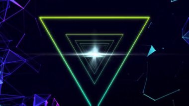Çoklu üçgen hareketinin dijital animasyonu ve siyah arkaplana karşı mavi bağlantı ağı. Küresel ağ ve bağlantı kavramı