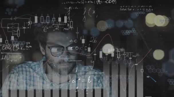 数学方程和图形的动画漂浮在白人男子使用笔记本电脑 清除他的眼睛背景 研究和全球经济概念 — 图库视频影像