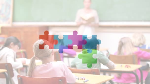 Okulda Öğrenciler Ellerini Kaldırırken Sınıfta Öğretmenlik Yapan Kadın Öğretmenlere Karşı — Stok video