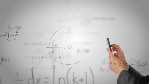 Animering Matematiska Ekvationer Som Flyter Över Händerna Med Hjälp Smartphone — Stockvideo