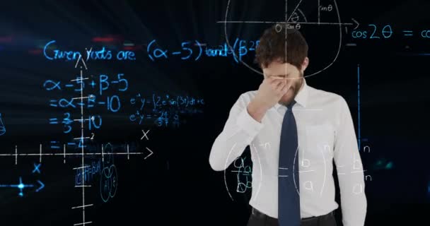 背景で泣いている白人男性の上に浮かぶ数学方程式のアニメーション 世界経済の概念デジタル複合 — ストック動画