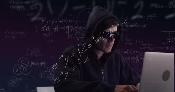 Animering Matematiska Ekvationer Flyter Över Kaukasiska Manliga Hacker Bär Luvtröja — Stockvideo