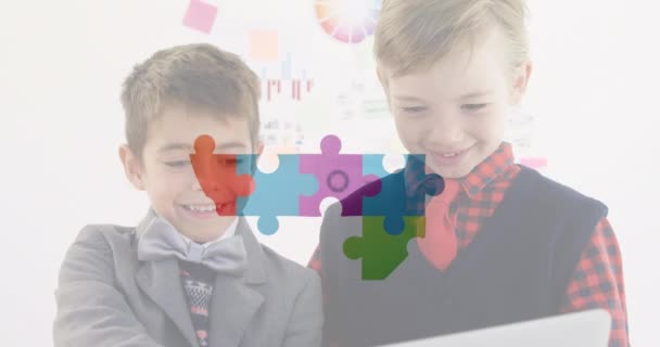 ジグソーパズルのデジタル複合ビデオ2人の笑顔の男の子に対して心を形成するプラカードを保持する 自閉症意識の概念 — ストック動画