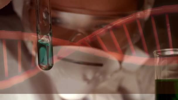 Анимация Женщины Ученого Работающей Лаборатории Пробиркой Зеленой Жидкостью Переворачиванием Днк — стоковое видео