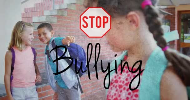 Animation Eines Traurigen Schulmädchens Der Schule Mit Stopp Mobbing Schild — Stockvideo